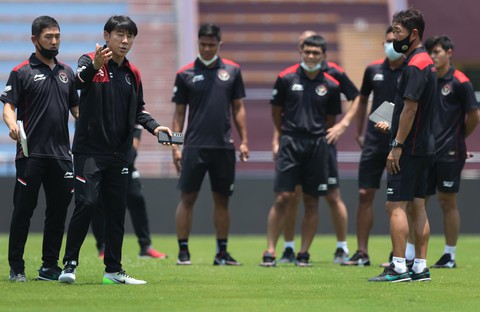 U23 Indonesia xem kỹ mặt sân Việt Trì trước khi đấu với U23 Việt Nam - Ảnh 4.