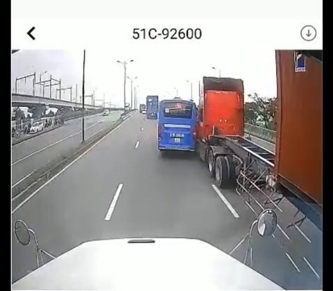 Xe buýt ‘cúp đầu container trên xa lộ: Tài xế bảo do xe nổ lốp - Ảnh 1. Xe buýt ‘cúp đầu container trên xa lộ: Tài xế bảo do xe nổ lốp - Ảnh 1.