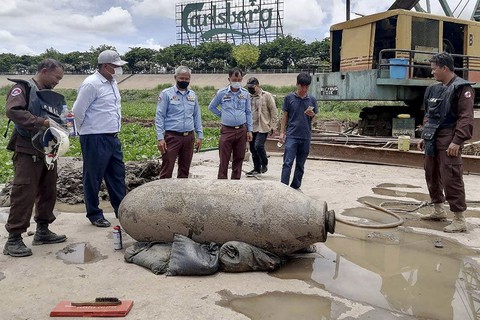 Campuchia phát hiện bom nặng hơn 900kg dưới sông trước Cung điện Hoàng gia - Ảnh 1. Campuchia phát hiện bom nặng hơn 900kg dưới sông trước Cung điện Hoàng gia - Ảnh 1.