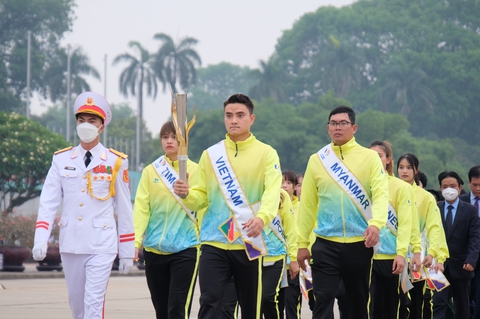 Kiếm thủ Vũ Thành An dẫn đầu lễ xin lửa thắp đuốc SEA Games 31 - Ảnh 1. Kiếm thủ Vũ Thành An dẫn đầu lễ xin lửa thắp đuốc SEA Games 31 - Ảnh 1.