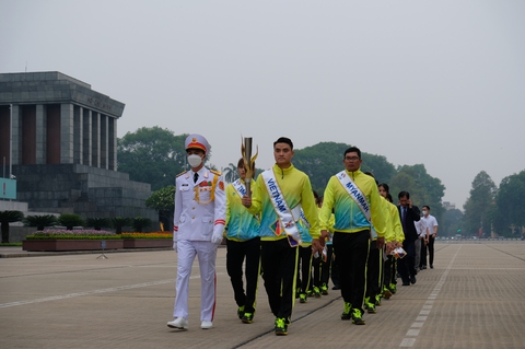 Kiếm thủ Vũ Thành An dẫn đầu lễ xin lửa thắp đuốc SEA Games 31 - Ảnh 4. Kiếm thủ Vũ Thành An dẫn đầu lễ xin lửa thắp đuốc SEA Games 31 - Ảnh 4.