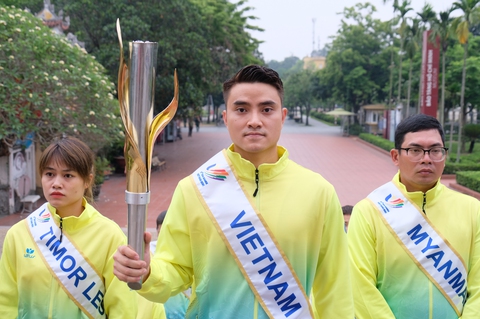 Kiếm thủ Vũ Thành An dẫn đầu lễ xin lửa thắp đuốc SEA Games 31 - Ảnh 2. Kiếm thủ Vũ Thành An dẫn đầu lễ xin lửa thắp đuốc SEA Games 31 - Ảnh 2.