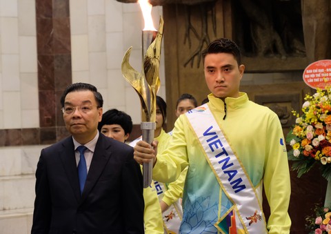 Kiếm thủ Vũ Thành An dẫn đầu lễ xin lửa thắp đuốc SEA Games 31 - Ảnh 3. Kiếm thủ Vũ Thành An dẫn đầu lễ xin lửa thắp đuốc SEA Games 31 - Ảnh 3.