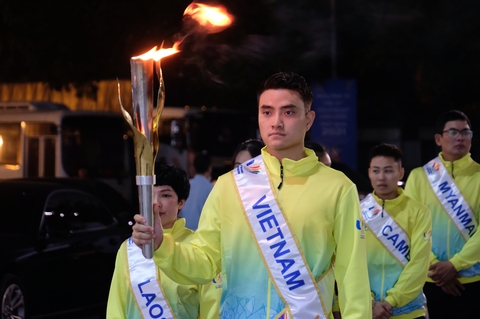 Kiếm thủ Vũ Thành An dẫn đầu lễ xin lửa thắp đuốc SEA Games 31 - Ảnh 5. Kiếm thủ Vũ Thành An dẫn đầu lễ xin lửa thắp đuốc SEA Games 31 - Ảnh 5.