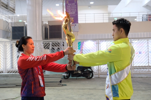 Kiếm thủ Vũ Thành An dẫn đầu lễ xin lửa thắp đuốc SEA Games 31 - Ảnh 6. Kiếm thủ Vũ Thành An dẫn đầu lễ xin lửa thắp đuốc SEA Games 31 - Ảnh 6.