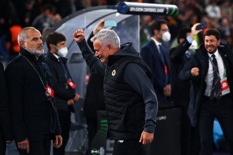 Đưa AS Roma vào chung kết Europa Conference League, Mourinho lập kỷ lục tại cúp châu Âu - Ảnh 2. Đưa AS Roma vào chung kết Europa Conference League, Mourinho lập kỷ lục tại cúp châu Âu - Ảnh 2.