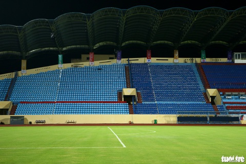 Sân Thiên Trường sáng đèn tới nửa đêm, chuẩn bị kỹ lưỡng cho SEA Games 31 - Ảnh 5. Sân Thiên Trường sáng đèn tới nửa đêm, chuẩn bị kỹ lưỡng cho SEA Games 31 - Ảnh 5.