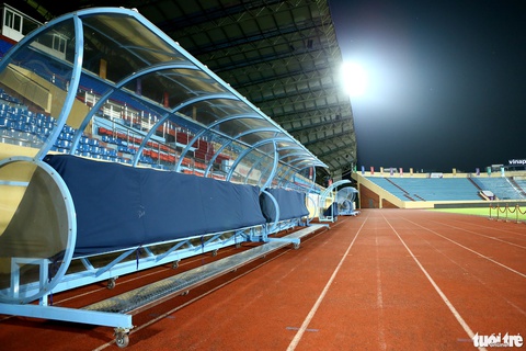 Sân Thiên Trường sáng đèn tới nửa đêm, chuẩn bị kỹ lưỡng cho SEA Games 31 - Ảnh 7. Sân Thiên Trường sáng đèn tới nửa đêm, chuẩn bị kỹ lưỡng cho SEA Games 31 - Ảnh 7.