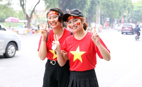 Những người đẹp đội nắng bán đồ cổ vũ tuyển U23 Việt Nam - Ảnh 1. Những người đẹp đội nắng bán đồ cổ vũ tuyển U23 Việt Nam - Ảnh 1.