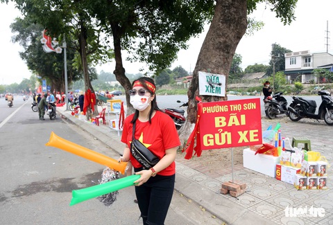 Những người đẹp đội nắng bán đồ cổ vũ tuyển U23 Việt Nam - Ảnh 3. Những người đẹp đội nắng bán đồ cổ vũ tuyển U23 Việt Nam - Ảnh 3.
