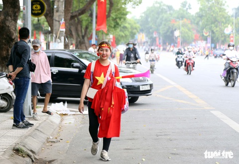 Những người đẹp đội nắng bán đồ cổ vũ tuyển U23 Việt Nam - Ảnh 4. Những người đẹp đội nắng bán đồ cổ vũ tuyển U23 Việt Nam - Ảnh 4.
