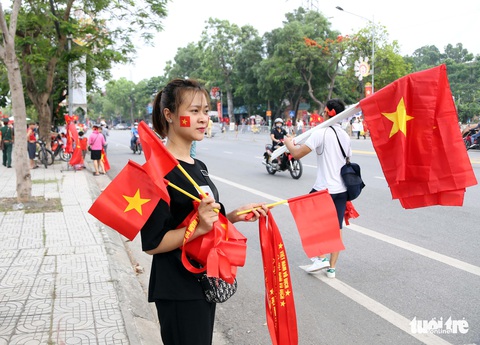 Những người đẹp đội nắng bán đồ cổ vũ tuyển U23 Việt Nam - Ảnh 6. Những người đẹp đội nắng bán đồ cổ vũ tuyển U23 Việt Nam - Ảnh 6.
