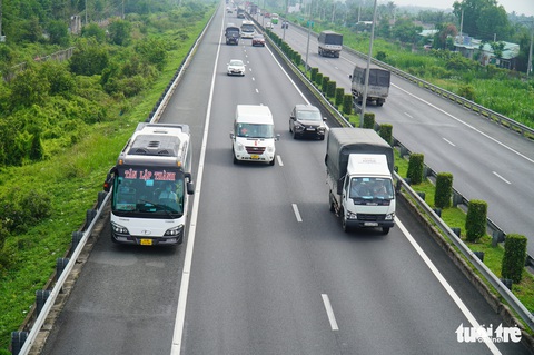 Xe chạy vào làn dừng khẩn cấp: Cần mạnh tay xử phạt - Ảnh 1. Xe chạy vào làn dừng khẩn cấp: Cần mạnh tay xử phạt - Ảnh 1.