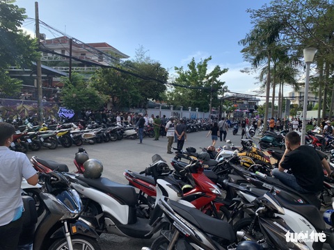 Cảnh sát giao thông phong tỏa hẻm, vịn hơn 300 xe máy có dấu hiệu độ chế - Ảnh 3. Cảnh sát giao thông phong tỏa hẻm, vịn hơn 300 xe máy có dấu hiệu độ chế - Ảnh 3.