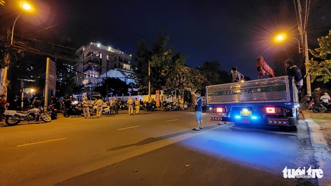 Cảnh sát giao thông phong tỏa hẻm, vịn hơn 300 xe máy có dấu hiệu độ chế - Ảnh 4. Cảnh sát giao thông phong tỏa hẻm, vịn hơn 300 xe máy có dấu hiệu độ chế - Ảnh 4.