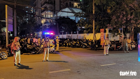 Cảnh sát giao thông phong tỏa hẻm, vịn hơn 300 xe máy có dấu hiệu độ chế - Ảnh 5. Cảnh sát giao thông phong tỏa hẻm, vịn hơn 300 xe máy có dấu hiệu độ chế - Ảnh 5.