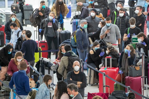 CDC Mỹ khuyến nghị đeo khẩu trang trên phương tiện giao thông công cộng - Ảnh 1. CDC Mỹ khuyến nghị đeo khẩu trang trên phương tiện giao thông công cộng - Ảnh 1.