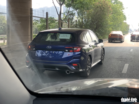 Subaru WRX 2022 chạy thử tại Việt Nam: Thêm kiểu dáng lạ, giấy dán kính hé lộ ngày mở bán - Ảnh 5. Subaru WRX 2022 chạy thử tại Việt Nam: Thêm kiểu dáng lạ, giấy dán kính hé lộ ngày mở bán - Ảnh 5.