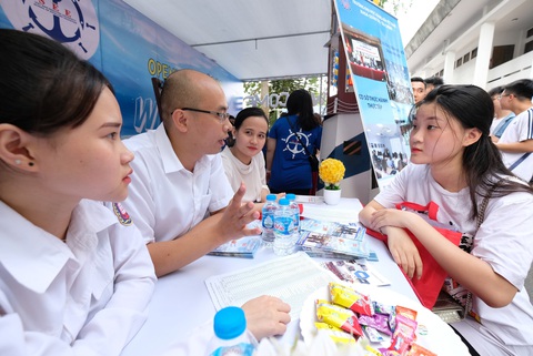 Ngày hội tư vấn tuyển sinh - hướng nghiệp 2022 tại Hà Nội: Bùng nổ gian tư vấn - Ảnh 1. Ngày hội tư vấn tuyển sinh - hướng nghiệp 2022 tại Hà Nội: Bùng nổ gian tư vấn - Ảnh 1.