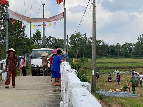 Cần cẩu vướng lưới điện hạ thế, 1 người chết, 1 người bị thương - Ảnh 1. Cần cẩu vướng lưới điện hạ thế, 1 người chết, 1 người bị thương - Ảnh 1.
