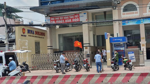 Phát hiện thi thể nghi trẻ sơ sinh trong thùng cactông tại một tòa nhà ở quận 7 - Ảnh 1. Phát hiện thi thể nghi trẻ sơ sinh trong thùng cactông tại một tòa nhà ở quận 7 - Ảnh 1.