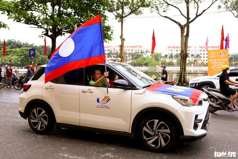 CĐV Nam Định diễu hành tiếp lửa cho tuyển U23 Lào - Ảnh 1. CĐV Nam Định diễu hành tiếp lửa cho tuyển U23 Lào - Ảnh 1.