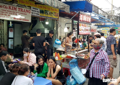 Chợ ở Sài Gòn đã ‘vui trở lại’, sáng đèn buôn bán đến khuya - Ảnh 3. Chợ ở Sài Gòn đã ‘vui trở lại’, sáng đèn buôn bán đến khuya - Ảnh 3.