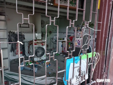 Nổ lớn trong căn trọ, người đàn ông văng ra ngoài trọng thương - Ảnh 2. Nổ lớn trong căn trọ, người đàn ông văng ra ngoài trọng thương - Ảnh 2.