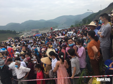 Hàng nghìn người náo nức đi xem biểu diễn khinh khí cầu - Ảnh 4. Hàng nghìn người náo nức đi xem biểu diễn khinh khí cầu - Ảnh 4.