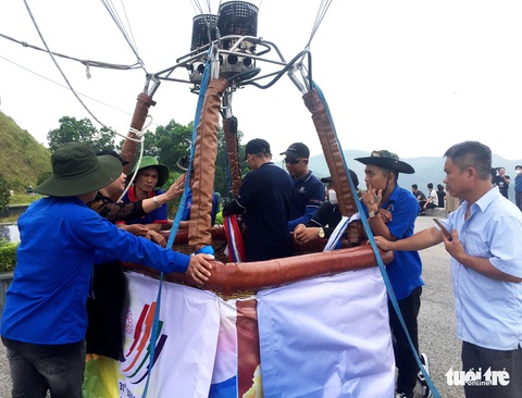 Hàng nghìn người náo nức đi xem biểu diễn khinh khí cầu - Ảnh 6. Hàng nghìn người náo nức đi xem biểu diễn khinh khí cầu - Ảnh 6.