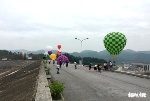 Hàng nghìn người náo nức đi xem biểu diễn khinh khí cầu - Ảnh 2. Hàng nghìn người náo nức đi xem biểu diễn khinh khí cầu - Ảnh 2.