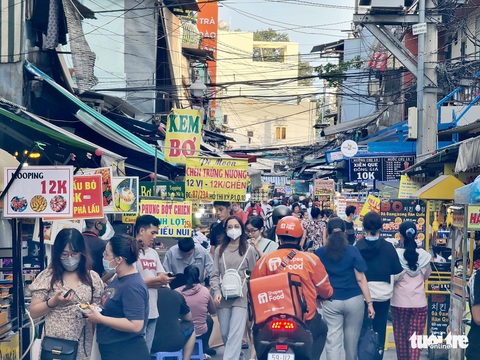 Chợ ở Sài Gòn đã ‘vui trở lại’, sáng đèn buôn bán đến khuya - Ảnh 1. Chợ ở Sài Gòn đã ‘vui trở lại’, sáng đèn buôn bán đến khuya - Ảnh 1.