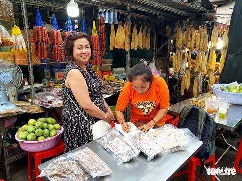 Chợ ở Sài Gòn đã ‘vui trở lại’, sáng đèn buôn bán đến khuya - Ảnh 2. Chợ ở Sài Gòn đã ‘vui trở lại’, sáng đèn buôn bán đến khuya - Ảnh 2.