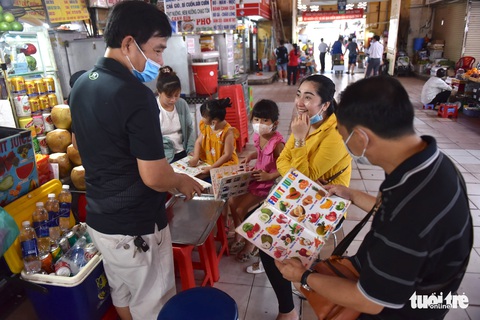 Chợ ở Sài Gòn đã ‘vui trở lại’, sáng đèn buôn bán đến khuya - Ảnh 6. Chợ ở Sài Gòn đã ‘vui trở lại’, sáng đèn buôn bán đến khuya - Ảnh 6.