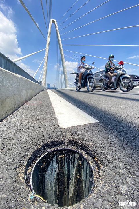 Người dân mong xử rốt ráo vụ ăn cắp nắp cống trên cầu Thủ Thiêm 2 - Ảnh 1. Người dân mong xử rốt ráo vụ ăn cắp nắp cống trên cầu Thủ Thiêm 2 - Ảnh 1.