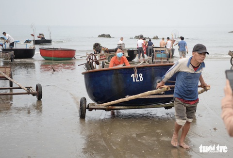 Về Cửa Lò, theo chân những người vợ đón đoàn thuyền thúng câu mực đêm - Ảnh 7. Về Cửa Lò, theo chân những người vợ đón đoàn thuyền thúng câu mực đêm - Ảnh 7.