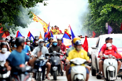 CĐV Nam Định diễu hành tiếp lửa cho tuyển U23 Lào - Ảnh 2. CĐV Nam Định diễu hành tiếp lửa cho tuyển U23 Lào - Ảnh 2.