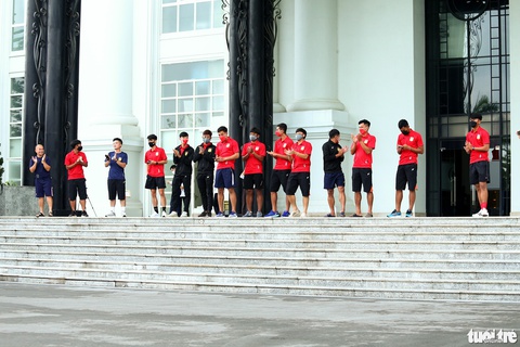 CĐV Nam Định diễu hành tiếp lửa cho tuyển U23 Lào - Ảnh 4. CĐV Nam Định diễu hành tiếp lửa cho tuyển U23 Lào - Ảnh 4.