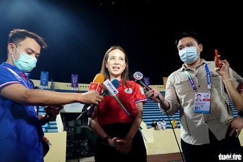 Nữ trưởng đoàn U23 Thái Lan bất ngờ với sự cuồng nhiệt và thân thiện của CĐV Việt Nam - Ảnh 1. Nữ trưởng đoàn U23 Thái Lan bất ngờ với sự cuồng nhiệt và thân thiện của CĐV Việt Nam - Ảnh 1.