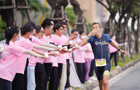 Hàng ngàn vận động viên đổ về Đà Nẵng tranh tài tại giải đua Ironman 70.3 - Ảnh 2. Hàng ngàn vận động viên đổ về Đà Nẵng tranh tài tại giải đua Ironman 70.3 - Ảnh 2.
