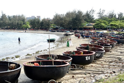 Về Cửa Lò, theo chân những người vợ đón đoàn thuyền thúng câu mực đêm - Ảnh 2. Về Cửa Lò, theo chân những người vợ đón đoàn thuyền thúng câu mực đêm - Ảnh 2.