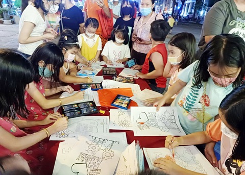 Xúc động với Ngày của mẹ ở Đường sách Vũng Tàu - Ảnh 1. Xúc động với Ngày của mẹ ở Đường sách Vũng Tàu - Ảnh 1.