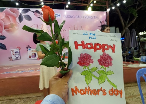 Xúc động với Ngày của mẹ ở Đường sách Vũng Tàu - Ảnh 3. Xúc động với Ngày của mẹ ở Đường sách Vũng Tàu - Ảnh 3.