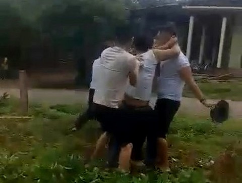 Nhóm côn đồ xông vào nhà đánh người với lý do đòi nợ - Ảnh 1. Nhóm côn đồ xông vào nhà đánh người với lý do đòi nợ - Ảnh 1.