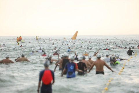 Các vận động viên Ironman tranh tài hăng hái trong mưa tại Đà Nẵng - Ảnh 3. Các vận động viên Ironman tranh tài hăng hái trong mưa tại Đà Nẵng - Ảnh 3.