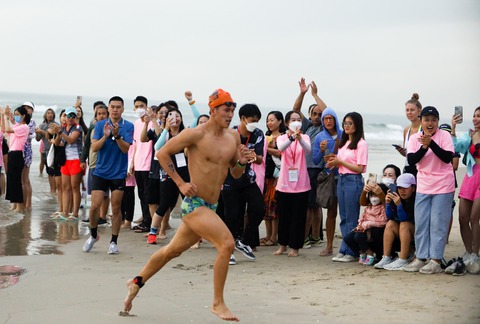 Các vận động viên Ironman tranh tài hăng hái trong mưa tại Đà Nẵng - Ảnh 4. Các vận động viên Ironman tranh tài hăng hái trong mưa tại Đà Nẵng - Ảnh 4.