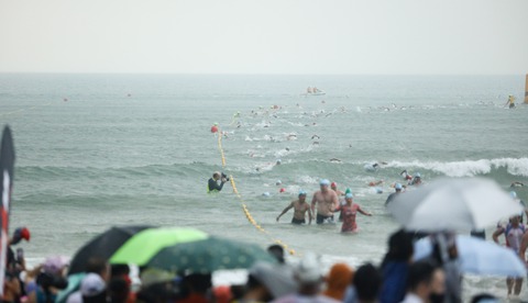 Các vận động viên Ironman tranh tài hăng hái trong mưa tại Đà Nẵng - Ảnh 1. Các vận động viên Ironman tranh tài hăng hái trong mưa tại Đà Nẵng - Ảnh 1.