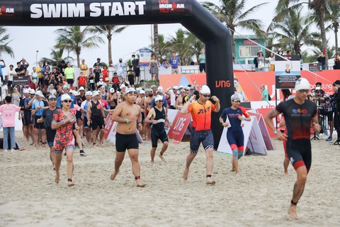 Các vận động viên Ironman tranh tài hăng hái trong mưa tại Đà Nẵng - Ảnh 2. Các vận động viên Ironman tranh tài hăng hái trong mưa tại Đà Nẵng - Ảnh 2.