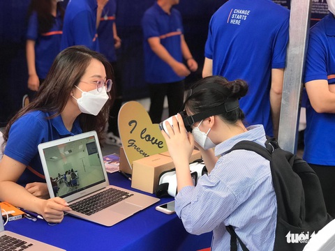 Bạn trẻ tập làm lính cứu hỏa tại Ngày hội tư vấn tuyển sinh 2022 - Ảnh 5. Bạn trẻ tập làm lính cứu hỏa tại Ngày hội tư vấn tuyển sinh 2022 - Ảnh 5.