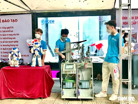 Bạn trẻ tập làm lính cứu hỏa tại Ngày hội tư vấn tuyển sinh 2022 - Ảnh 6. Bạn trẻ tập làm lính cứu hỏa tại Ngày hội tư vấn tuyển sinh 2022 - Ảnh 6.